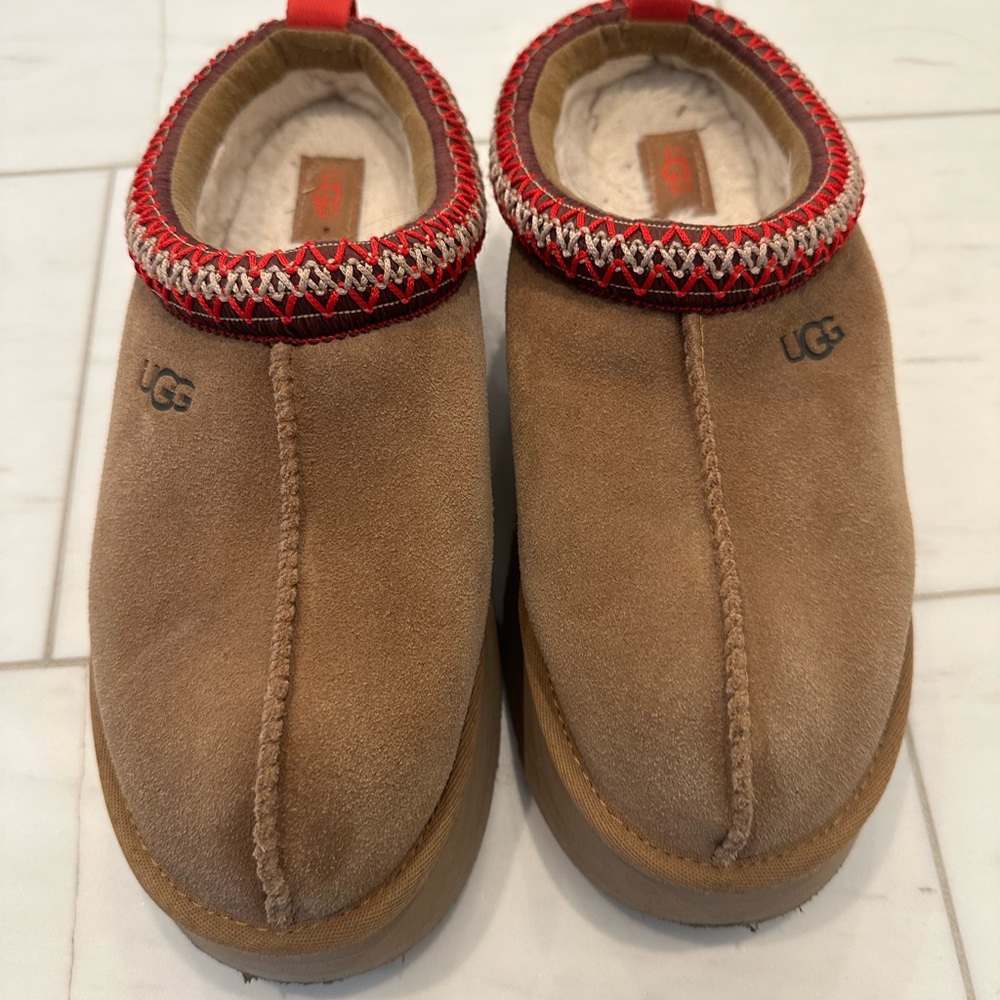 Women’s Tazz Platform Ugg size 7 Brown Chesnut Guc